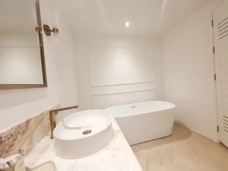 Layan Gardens bathroom with freestanding tub